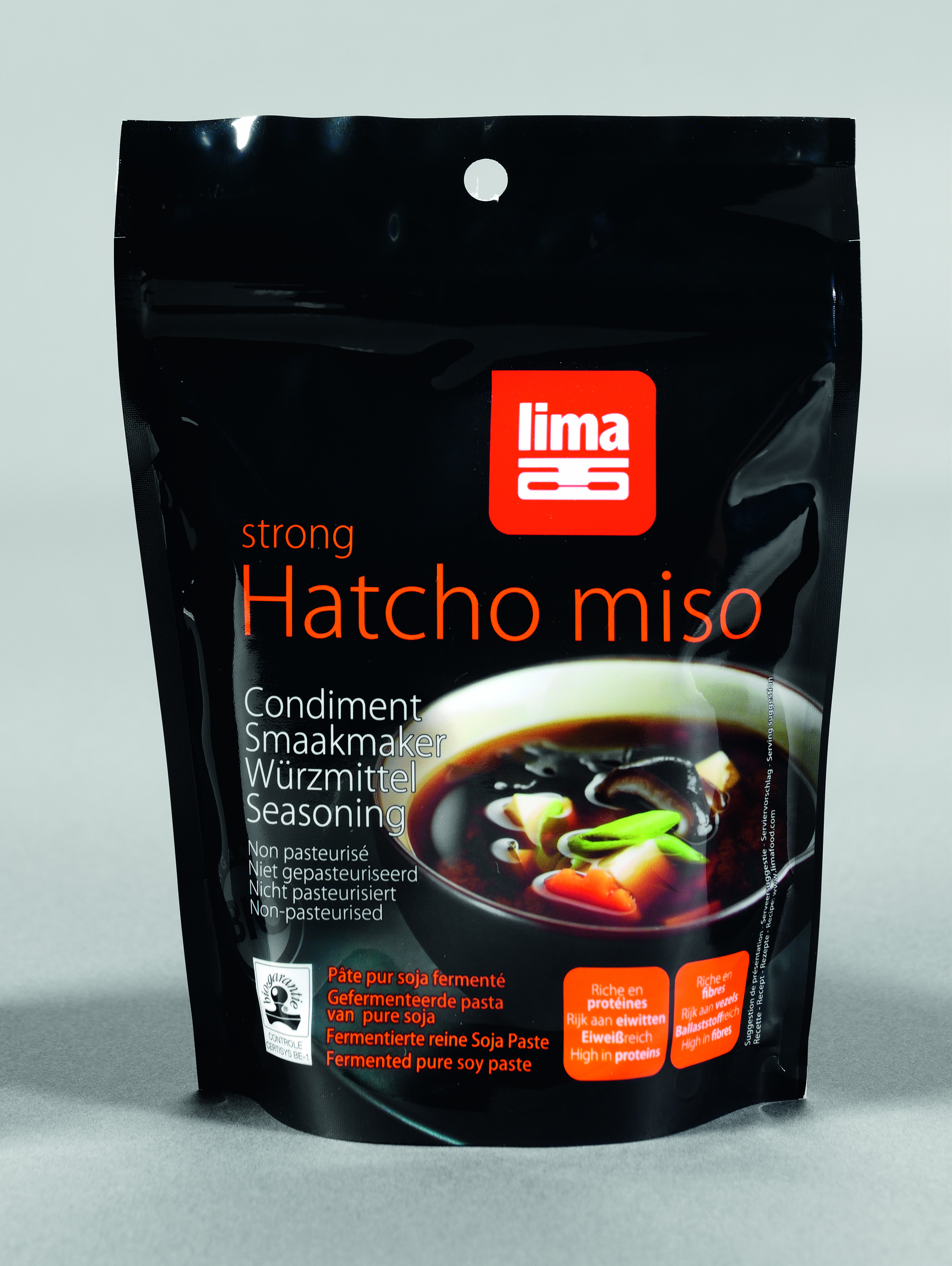              <h1>Pasta de soia Hatcho Miso bio 300g</h1> <p>Pasta de Miso se foloseste in mancaruri: supe, sosuri, peste, carne,  legume. Se poate folosi atat in preparate calde, cat si in preparate  reci. Procesul lung de fermentatie, de pana la 30 de luni, ii da o savoare deosebita.</p> <p><strong>Ingrediente: </strong><span id=result_box lang=ro><span><span id=result_box lang=ro><span><span id=result_box lang=ro><span><span id=result_box lang=ro><span>65</span><span>%</span> <span>boabe de soia*</span><span>,</span> <span>apa</span><span>,</span> <span>sare de mare</span><span>,</span> <span>faina de orz prajita</span><span>*</span>&nbsp<span>,</span> <span>A.</span> <span>Oryzae</span><span>.</span></span></span></span></span></span></span></span><br />*din agricultura ecologica</p> <p>Produs certificat ecologic</p> <p>300g</p>         